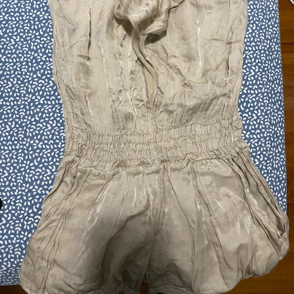 Beautiful short romper. Size XS - Picture 2 of 2